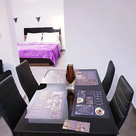 Deluxe Eleanna Apartment *